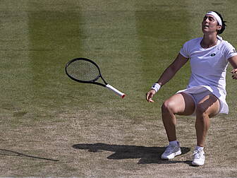 Jabeur beats former champ Mugu...